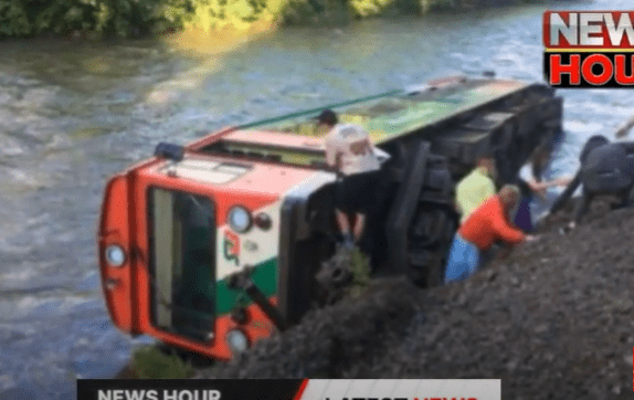 Tragedia w Alpach. Wagon z pasażerami wpadł do rzeki