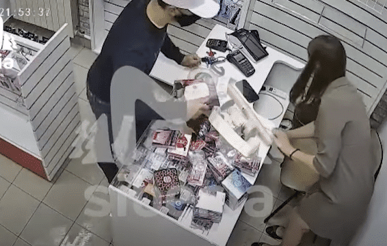 Bandyta wszedł do sex shopu z nożem! Pracownica pobiła złodzieja sztucznym penisem