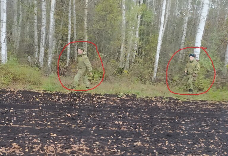 Szokujące zdjęcia Straży Granicznej! Łukaszenka rozstawił żołnierzy z karabinami przy granicy z Polską