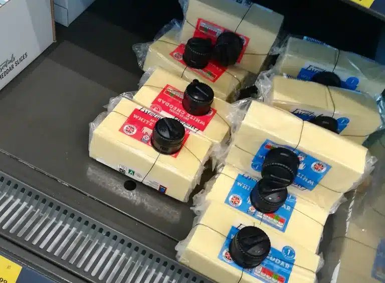 Masło i ser zabezpieczone przed kradzieżą. Nie w Rosji. W Wielkiej Brytanii