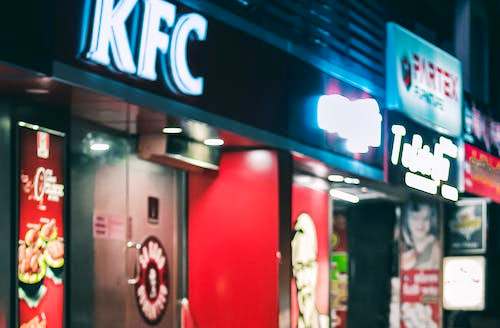 KFC zaproponowało Niemcom uczczenie antysemickiej zbrodni chrupiącym kurczakiem